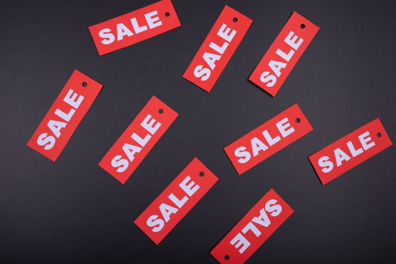 Discounted price tags to maximize brand visibility